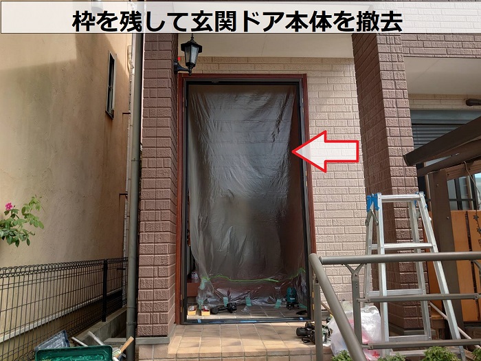 豊中市で玄関ドアの交換リフォームで撤去作業