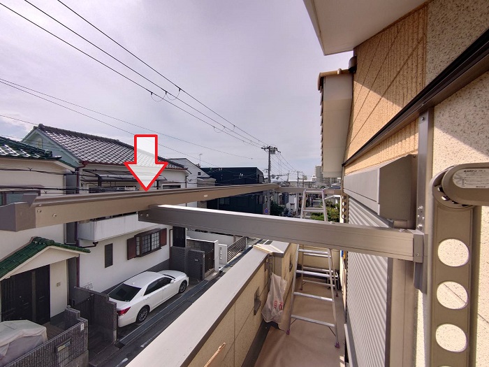 大阪市でリクシル製のベランダ屋根新設工事で下地取り付け