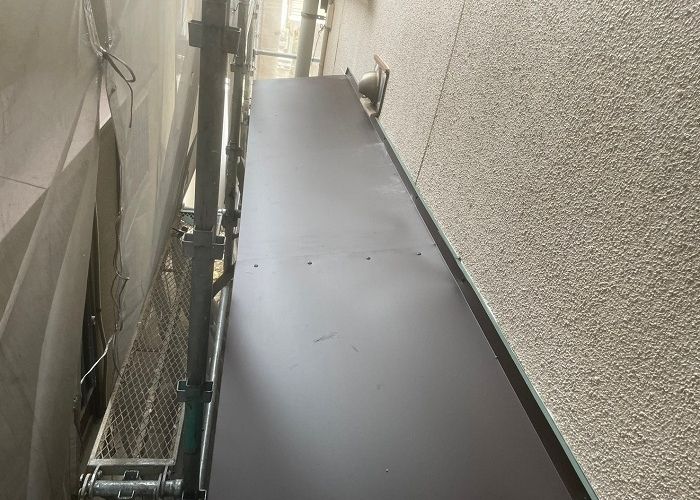 吹田市で庇屋根の貼り替えを行った後のガルバリウム鋼板