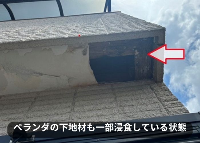 茨木市でベランダ下の軒天が剥がれて修理を行う前の腐食部分