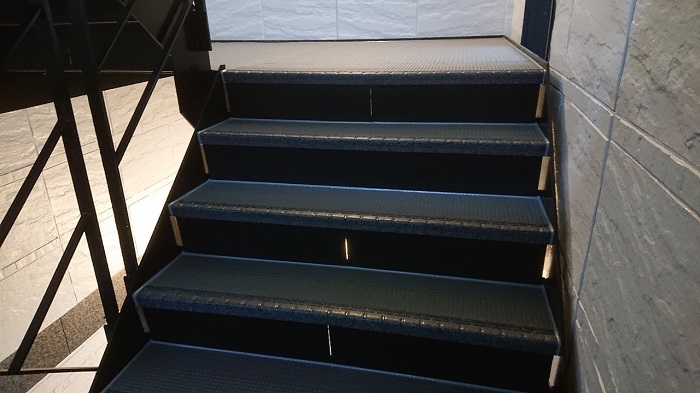 ステップシート貼りの階段
