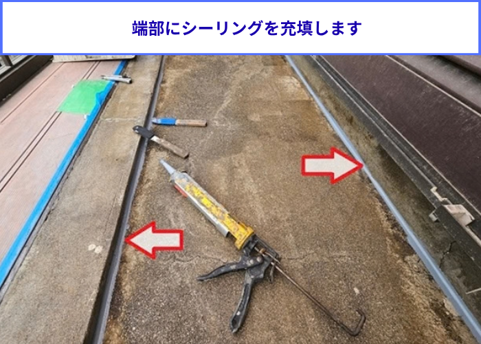 茨木市　2階バルコニー床へのウレタン防水密着工法でひび割れを解消する現場でシーリング充填