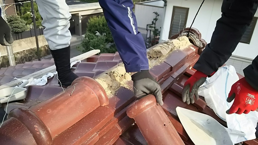 既存の冠瓦を取り外し