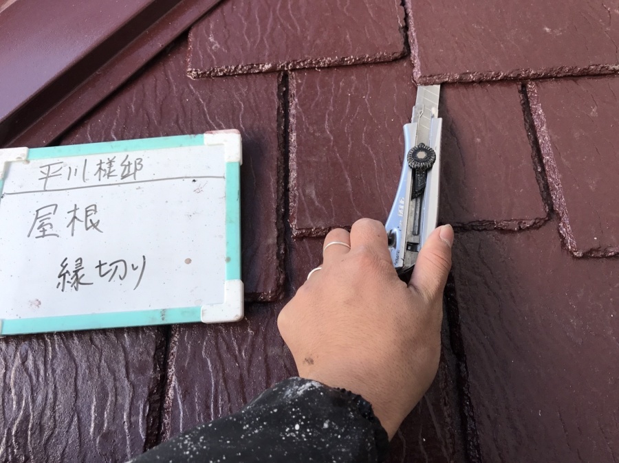 屋根の隙間を開けるためにカッターで切ります。