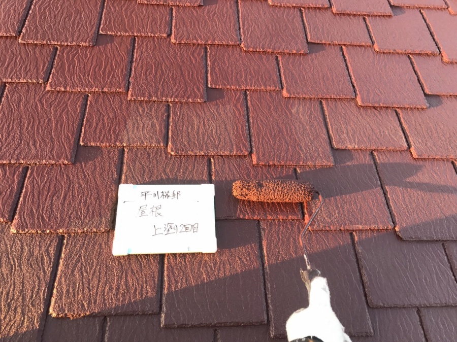 屋根に塗料を上塗りしていきます。