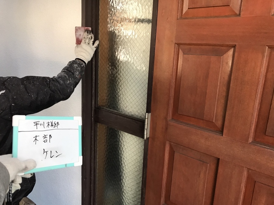 木部を紙やすりで磨きます