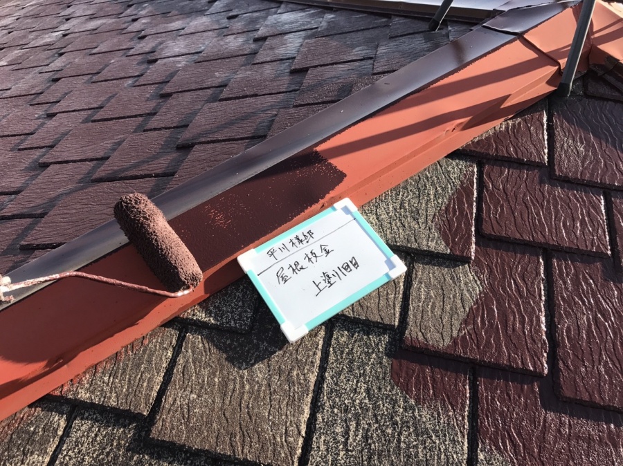 屋根の鉄部に塗料を上塗りしていきます。