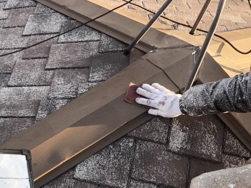 屋根の鉄部をケレン作業