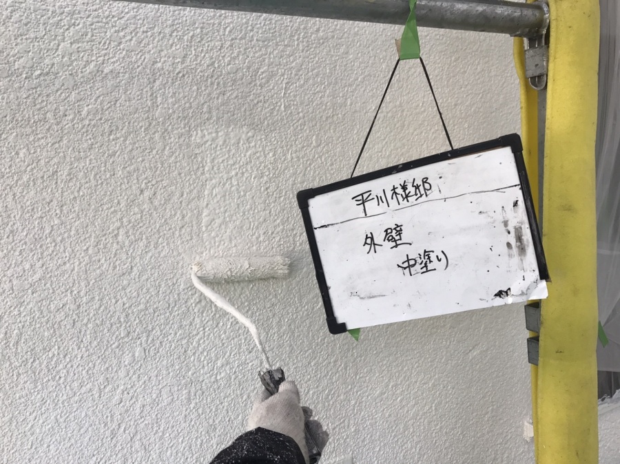 外壁をラジカル塗料で中塗り