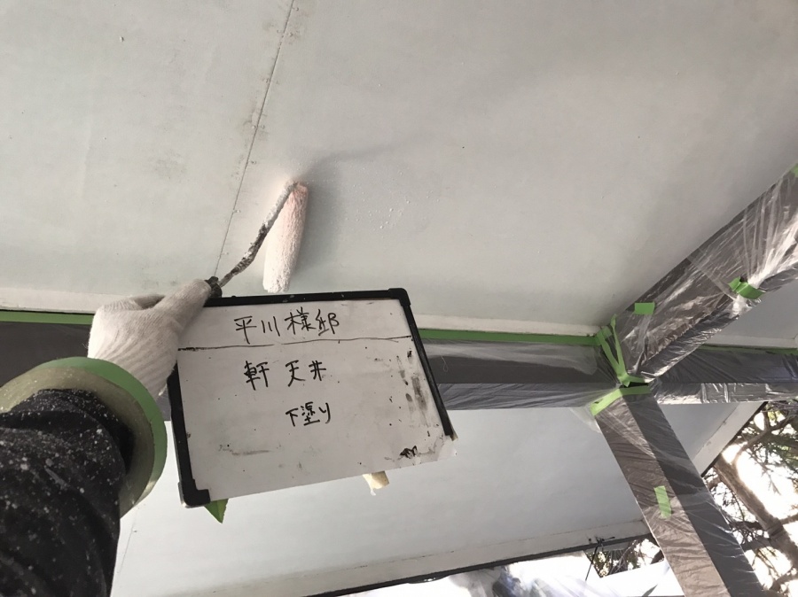 軒天上塗装前の様子