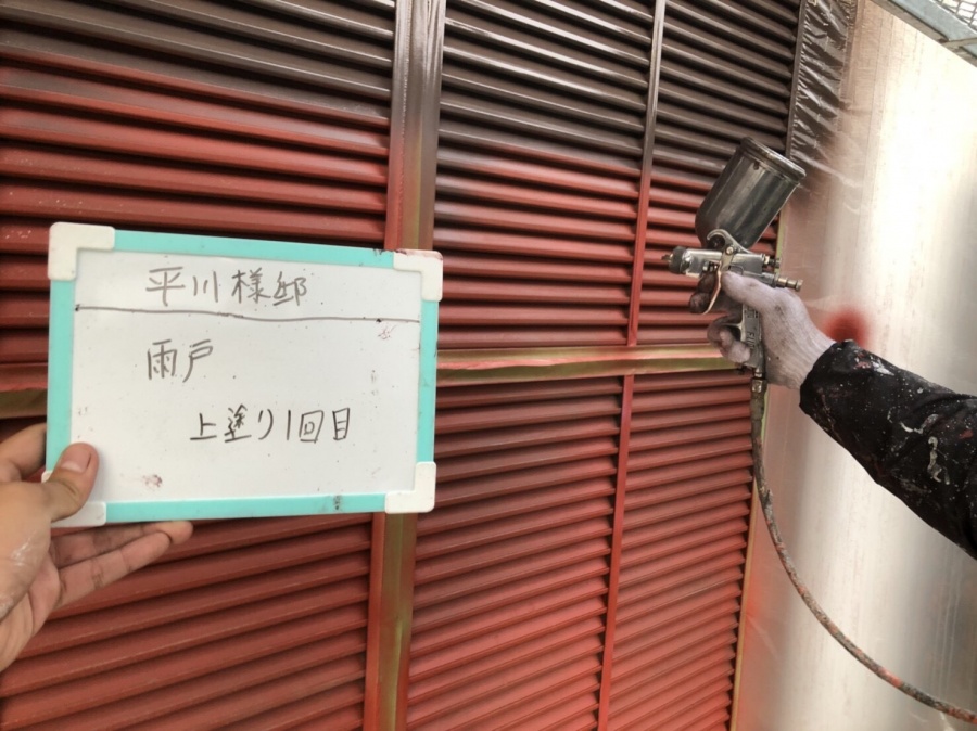 雨戸塗装　上塗り作業