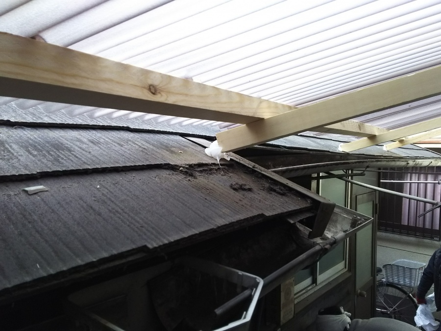 波板ポリカ　スレートと木の取り合いをシーリング工事
