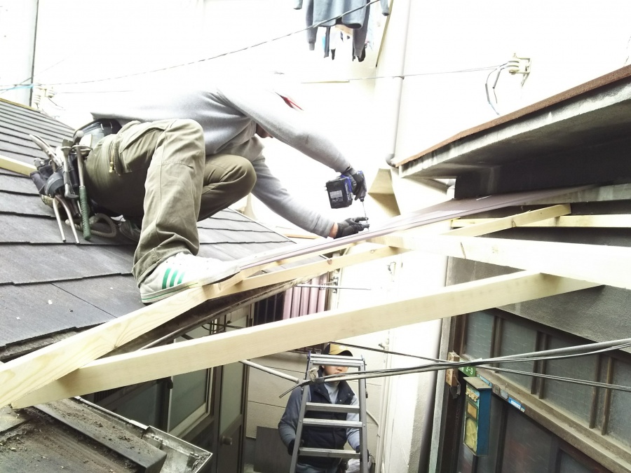 波板ポリカ張り付け