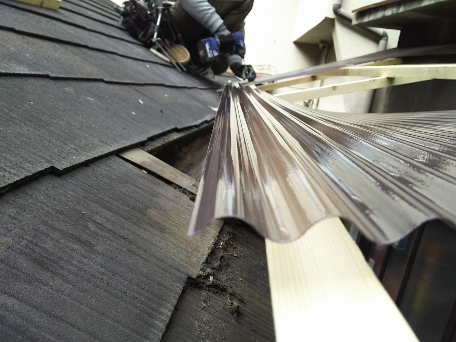 波板ポリカ張り付け