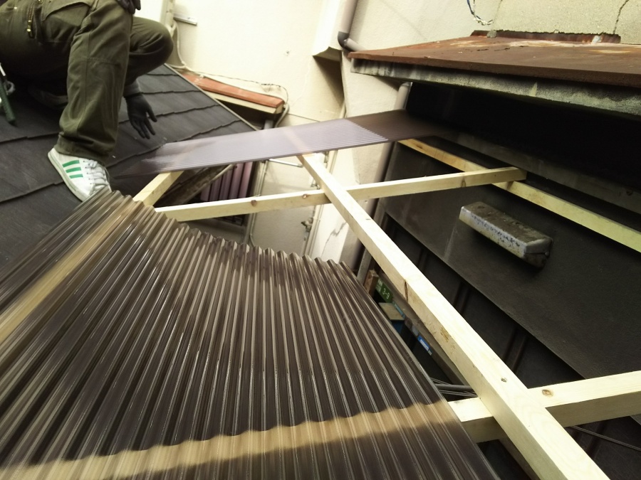 波板ポリカ　木　軸組みに波板載せる