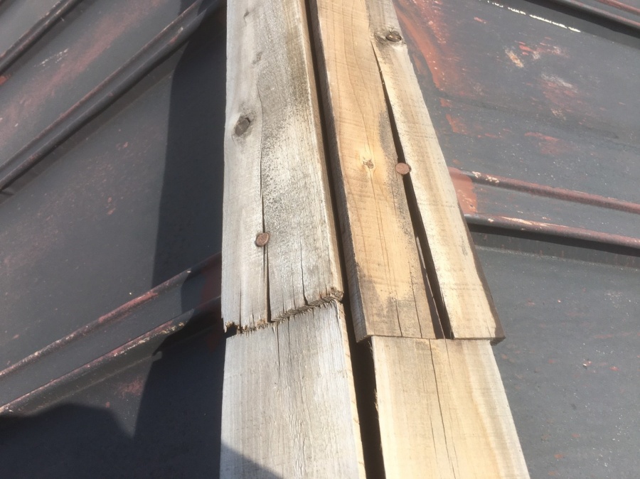 傷んだ下地の木を調査