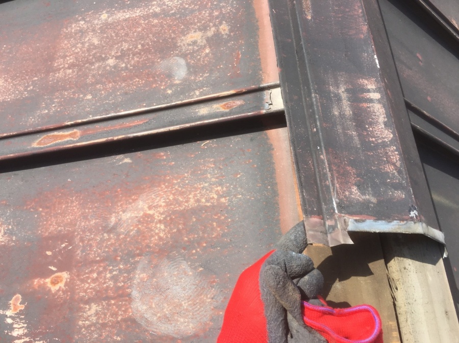 釘が留まっていない棟板金