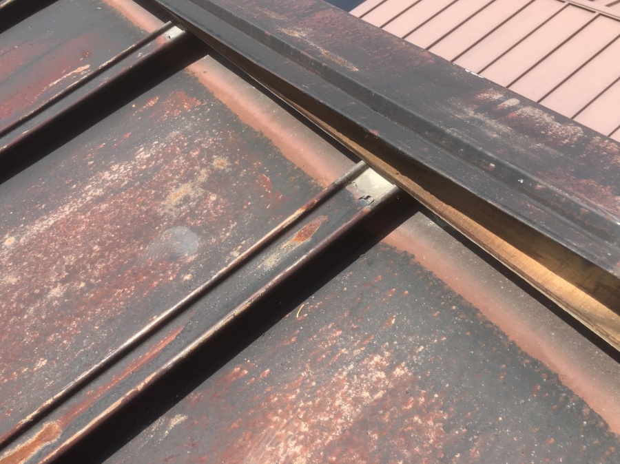 瓦棒葺き屋根の浮いた棟板金
