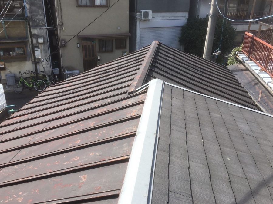 瓦棒葺き屋根の棟板金