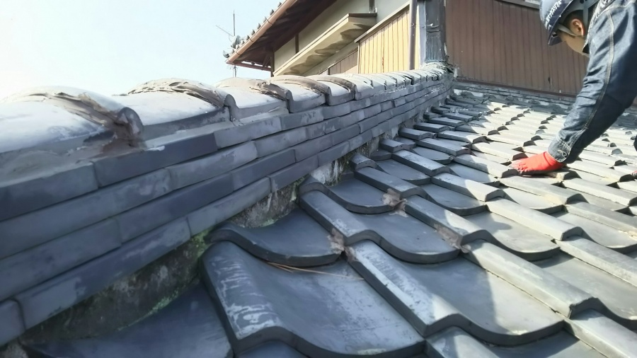 下屋根平場瓦の様子を調査