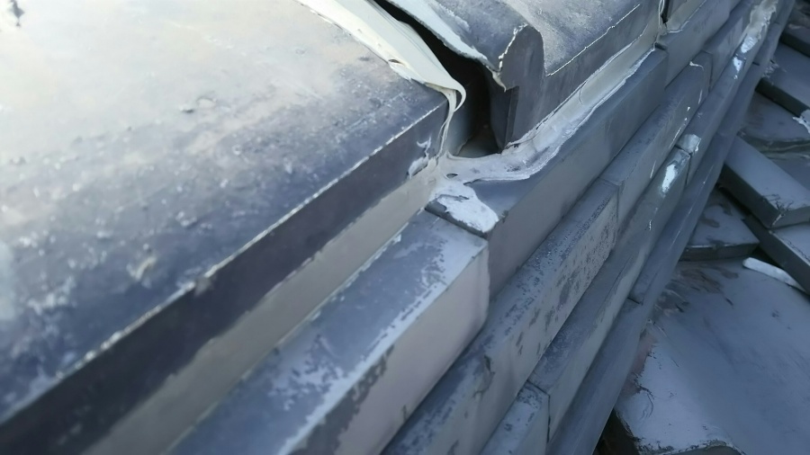 下屋根隅棟の隙間のアップ