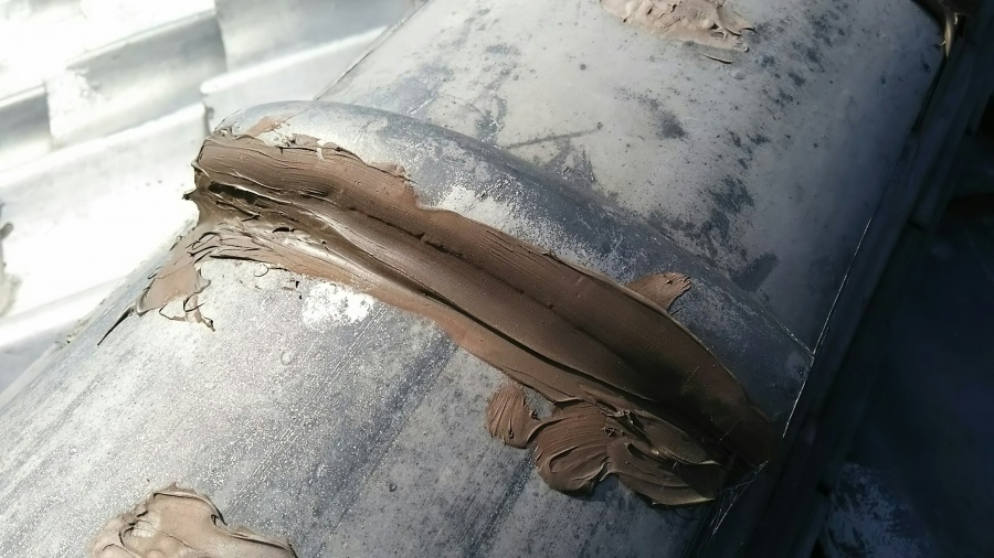 下屋根隅棟の冠瓦のアップ