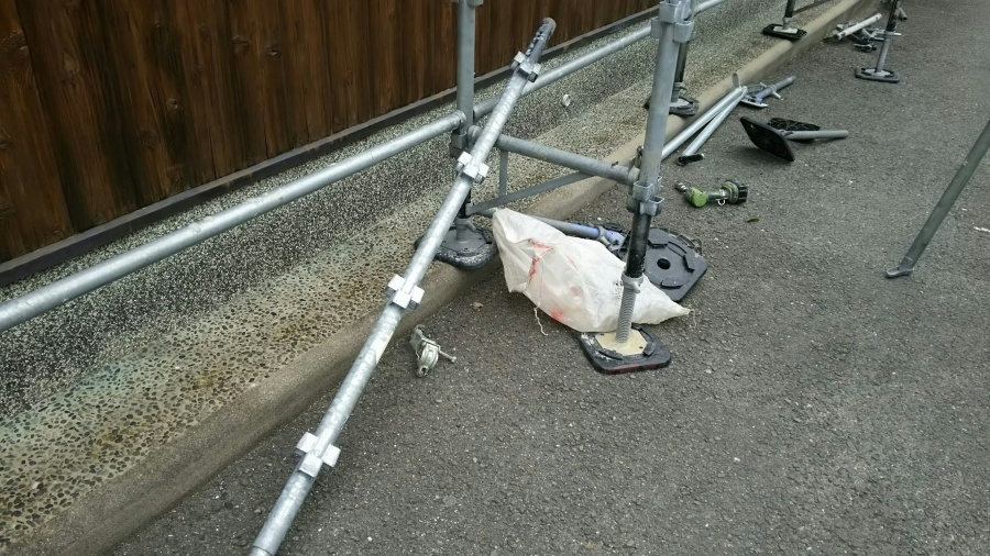 足場作成の部材支柱