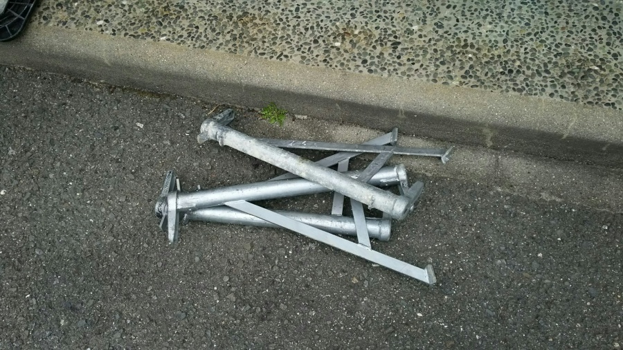 足場作成の部材ブラケット