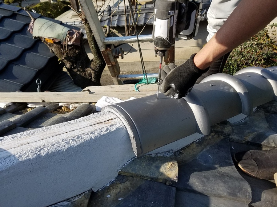 防災棟の施工　丸瓦の設置