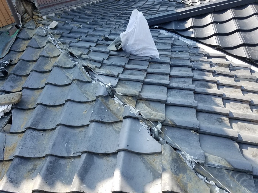 防災棟の施工　おいあて瓦の設置