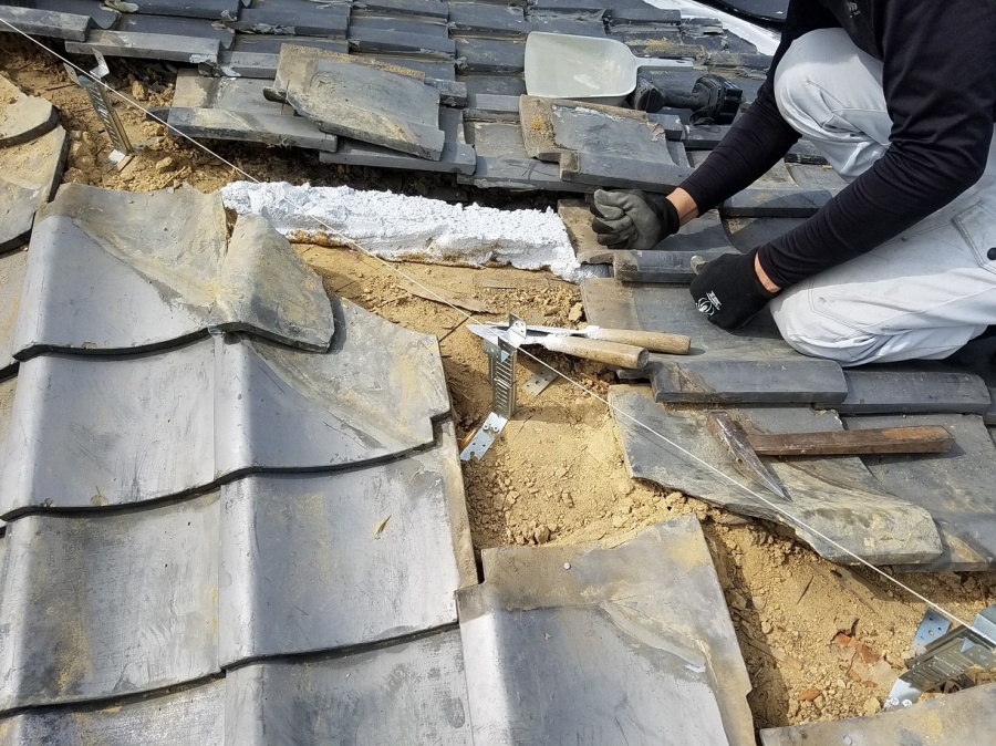 防災棟の施工　防災棟金具の設置