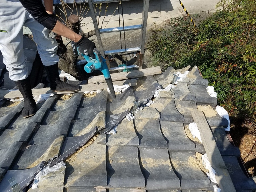 防災棟の施工　おいあて瓦の設置