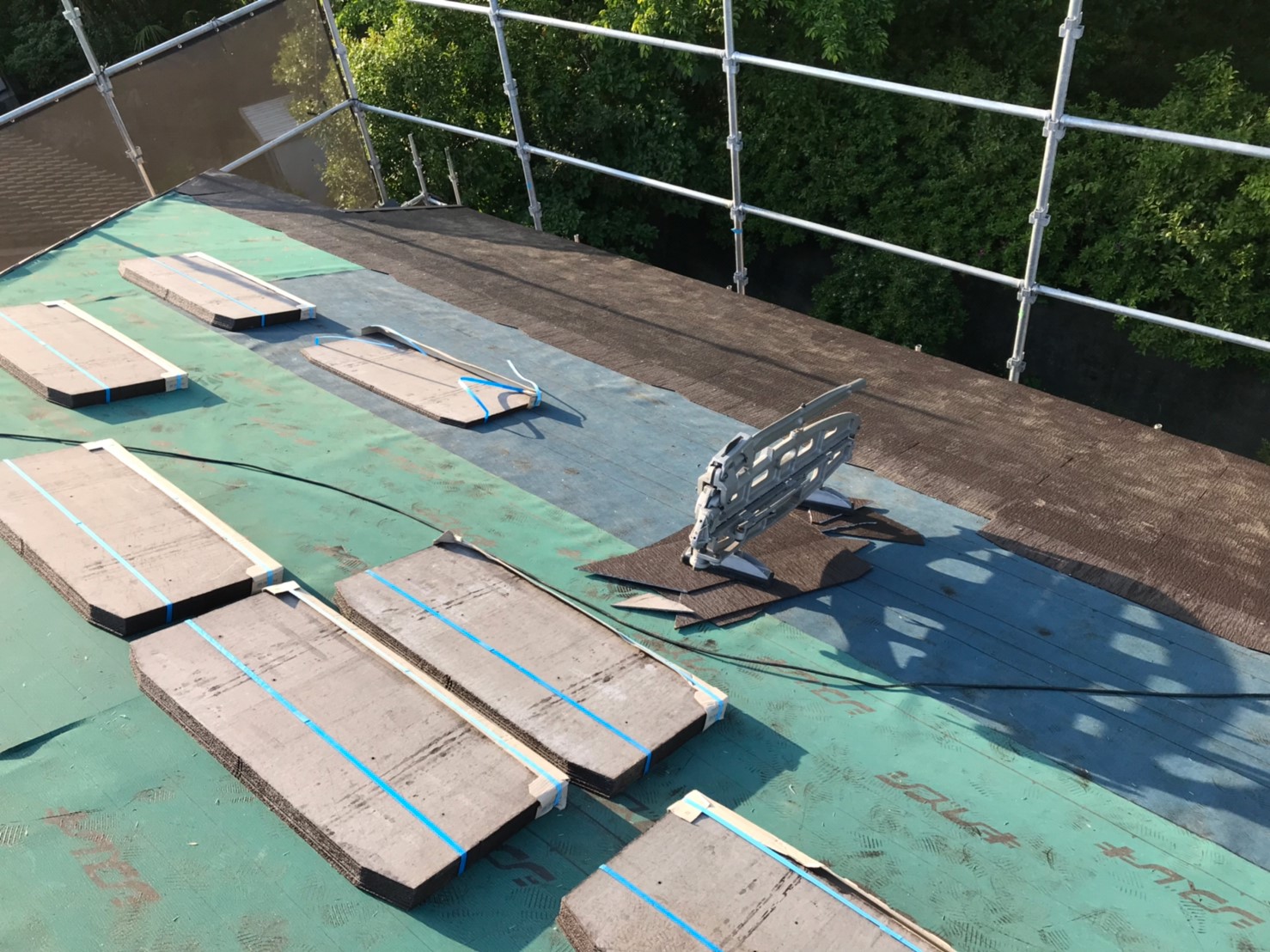 葺き替えに使用する屋根材を配置