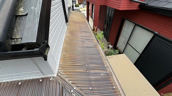 吹田市で物置屋根のポリカ波板を貼り替える前の様子