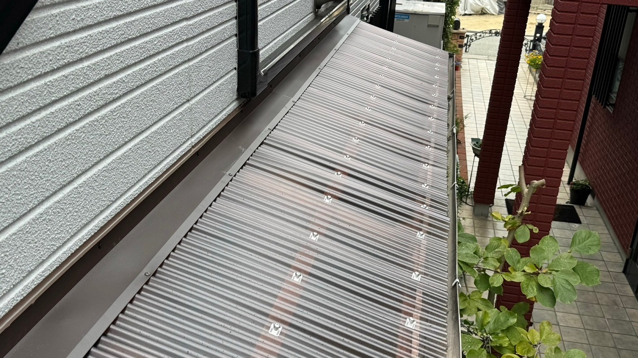 吹田市での物置屋根ポリカ波板交換完了
