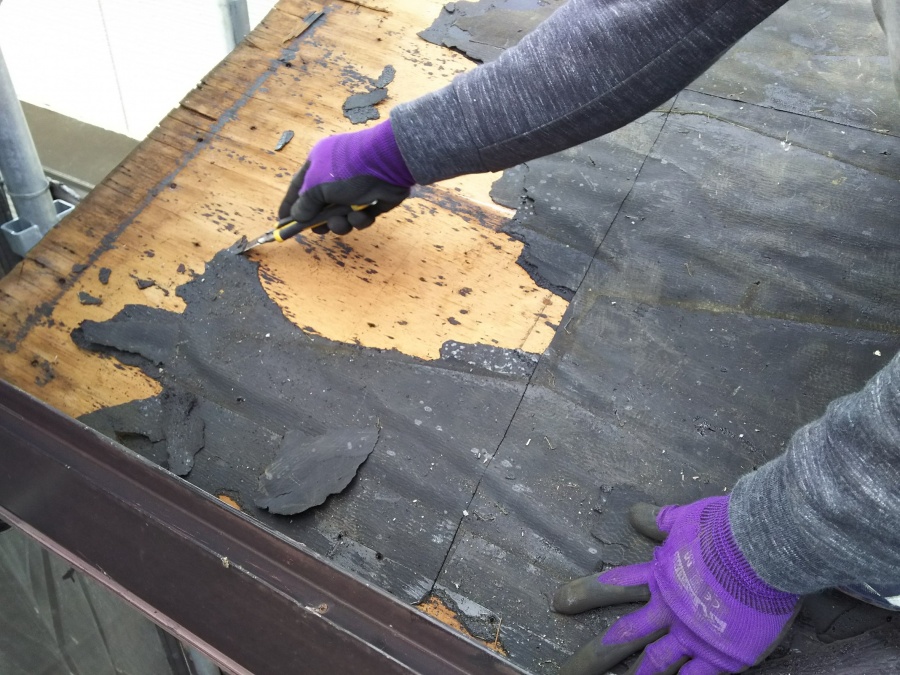 古い屋根材を剥がす