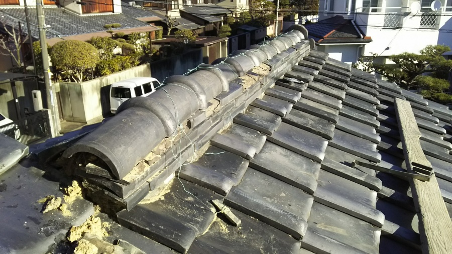 棟瓦が崩れて中の土が出て来てます