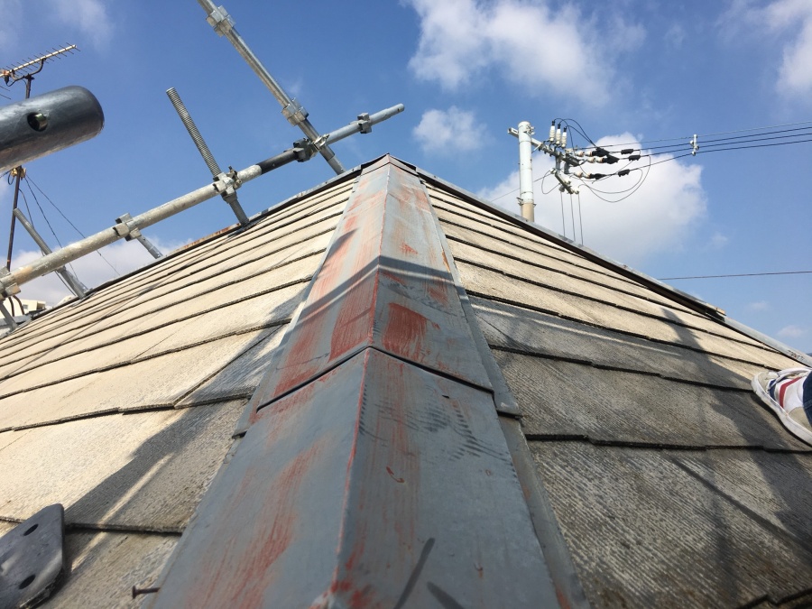 屋根重ね葺き工法　棟版板金の交換　現状
