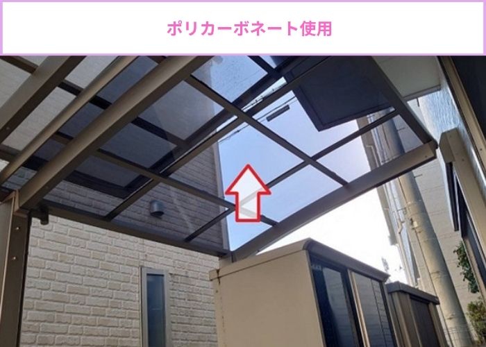 テラス屋根のポリカーポネード板を貼っている様子