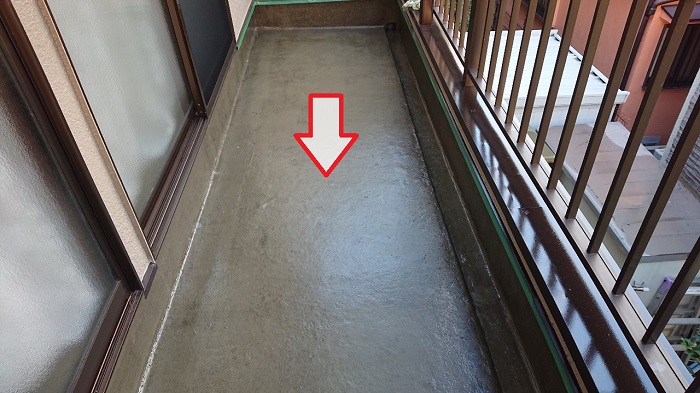 茨木市で田島オルタックエースを用いたベランダ防水工事でプライマー塗布完了