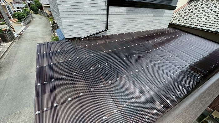 大阪市で木造1台用ガレージの波板貼り替えとしてポリカ波板を使用した後の様子