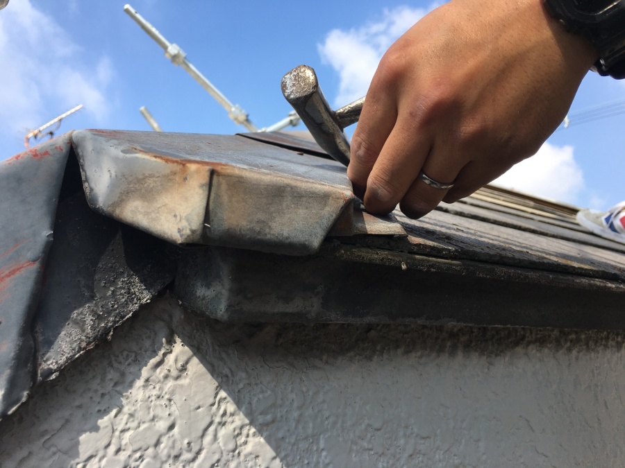 屋根重ね葺き工法　棟版板金の交換　釘抜作業