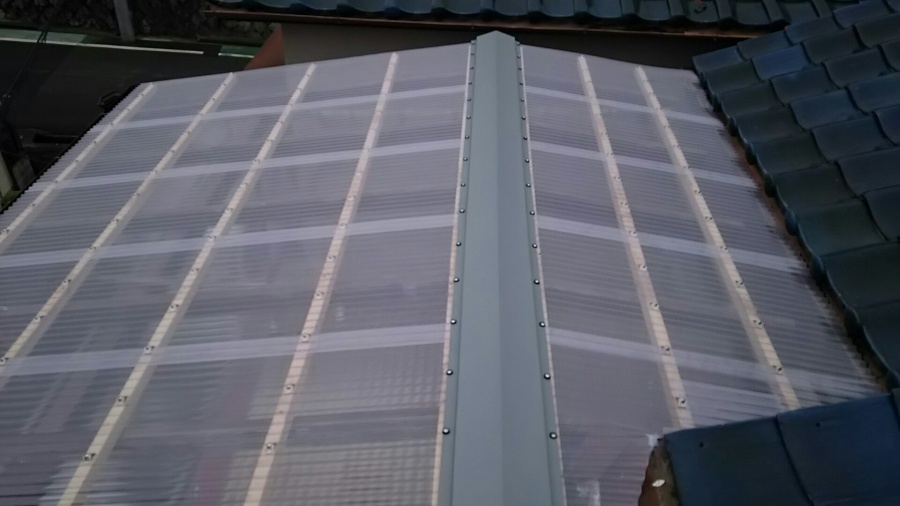 波板の隙間に棟板金を施工