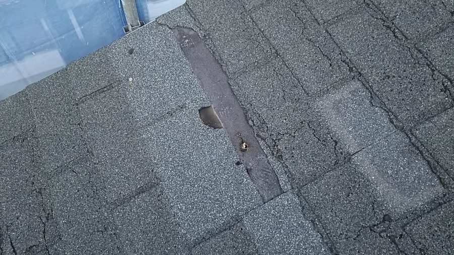 剥がれたアスファルトシングル