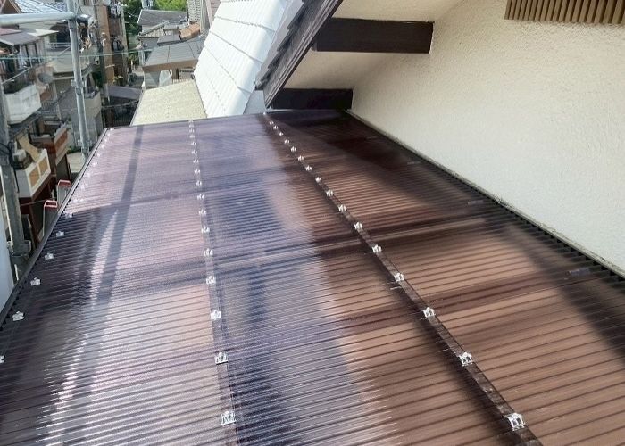 3階建てベランダ屋根の波板貼り替えを行った後の様子