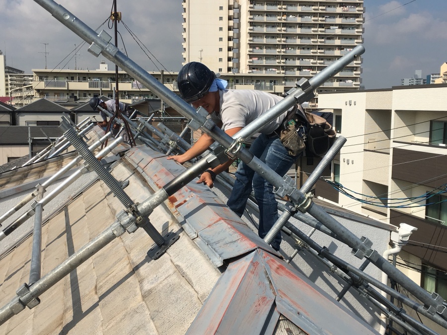 屋根重ね葺き工法　棟版板金の交換　棟板金撤去