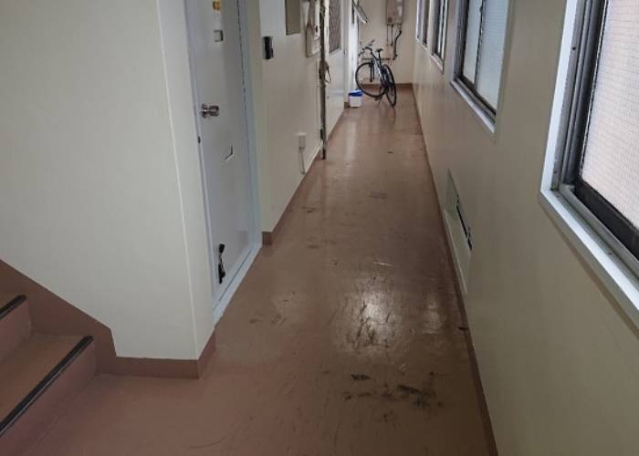 豊中市でマンションの廊下・階段に長尺シートを貼る前の様子