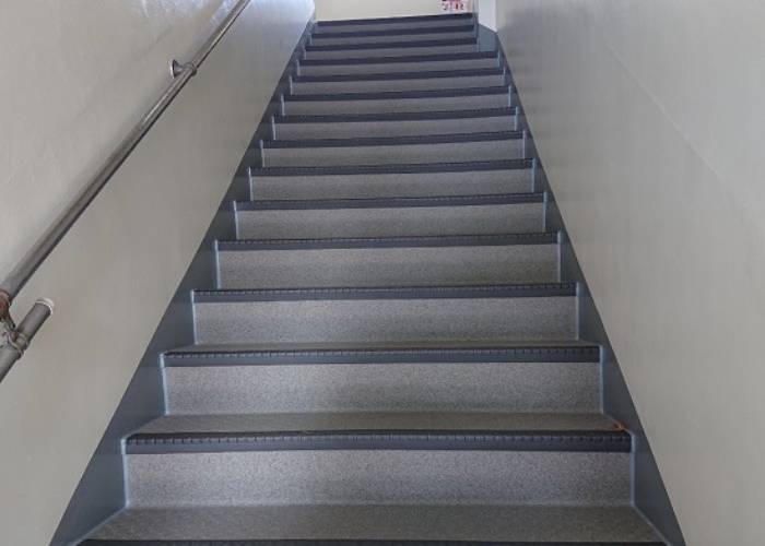 豊中市マンションンの階段に長尺シートを貼った後の様子