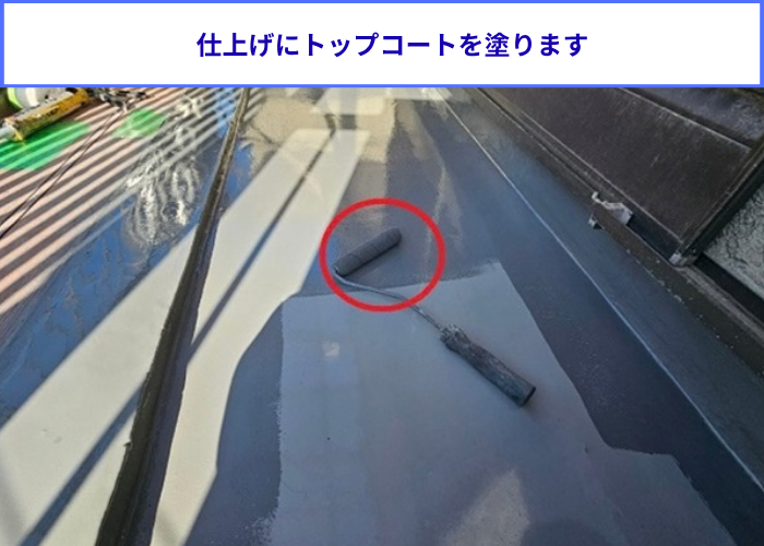 茨木市　2階バルコニー床へのウレタン防水密着工法でひび割れを解消する現場でトップコート塗布