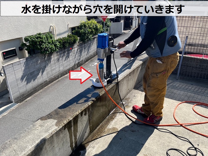 大阪市で庭の変形したフェンスの部分補修でコア抜きをしている様子